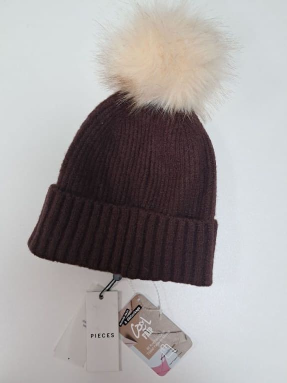 Bonnet Bordeaux Pieces Pompon Fourrure Femme Hiver Friperie Vintage Seconde Main COOL FRIP