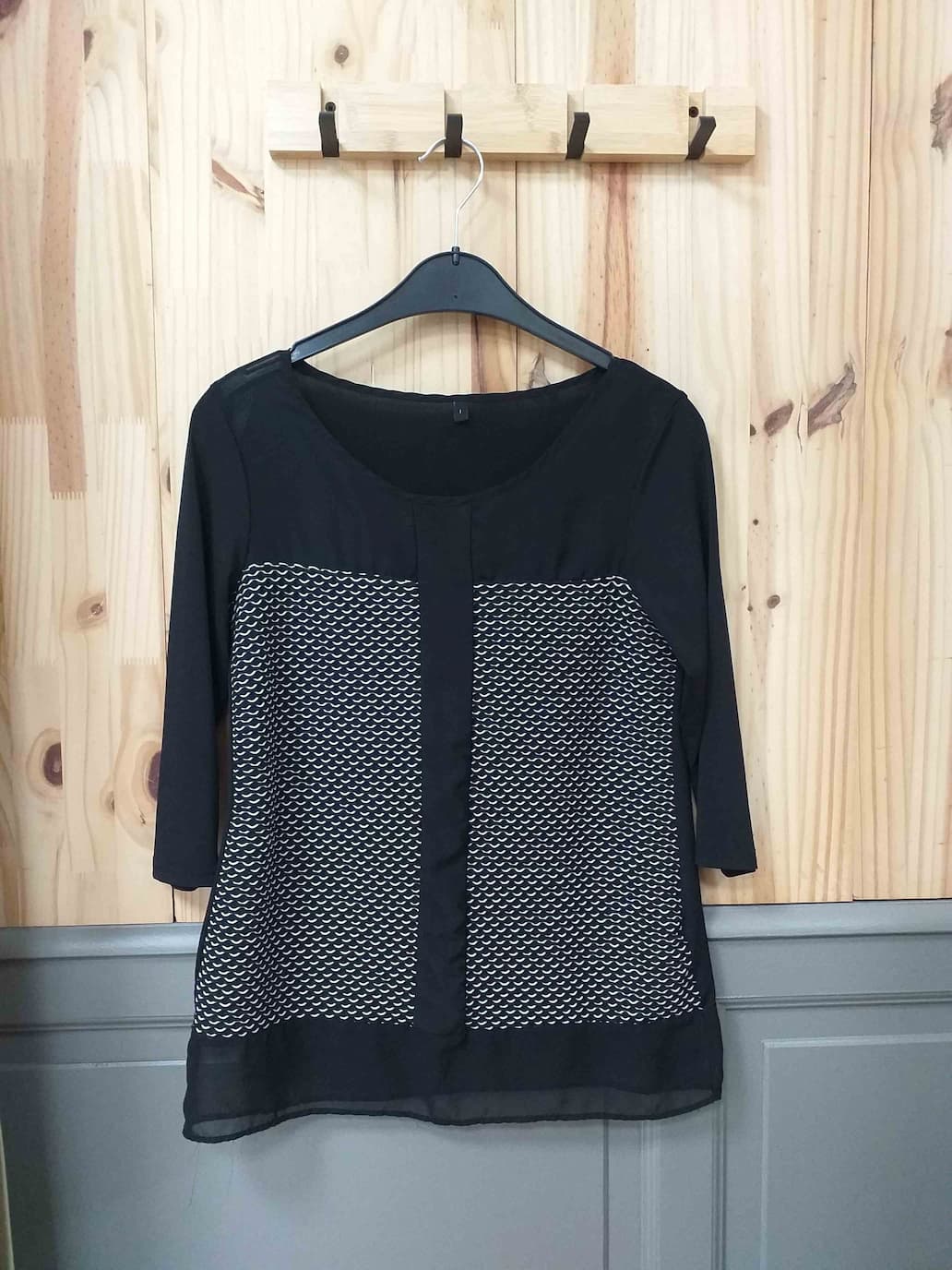 Blouse Noir Blanc Sans Marque Polyester Femme S | Friperie Vintage Seconde Main COOL FRIP