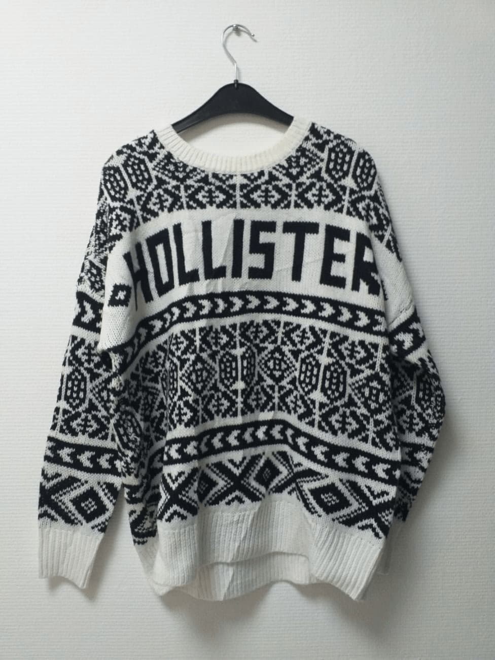 Pull Blanc Géométrique Noir Hollister Homme S - Friperie Vintage Seconde Main COOL FRIP  