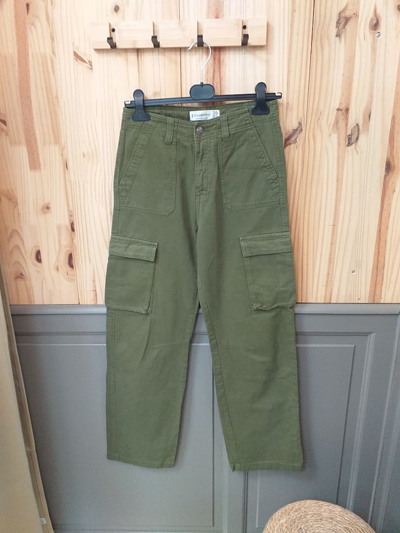 Cargo Stradivarius Kaki Taille 36 - vue de devant - Vintage Streetwear Mixte