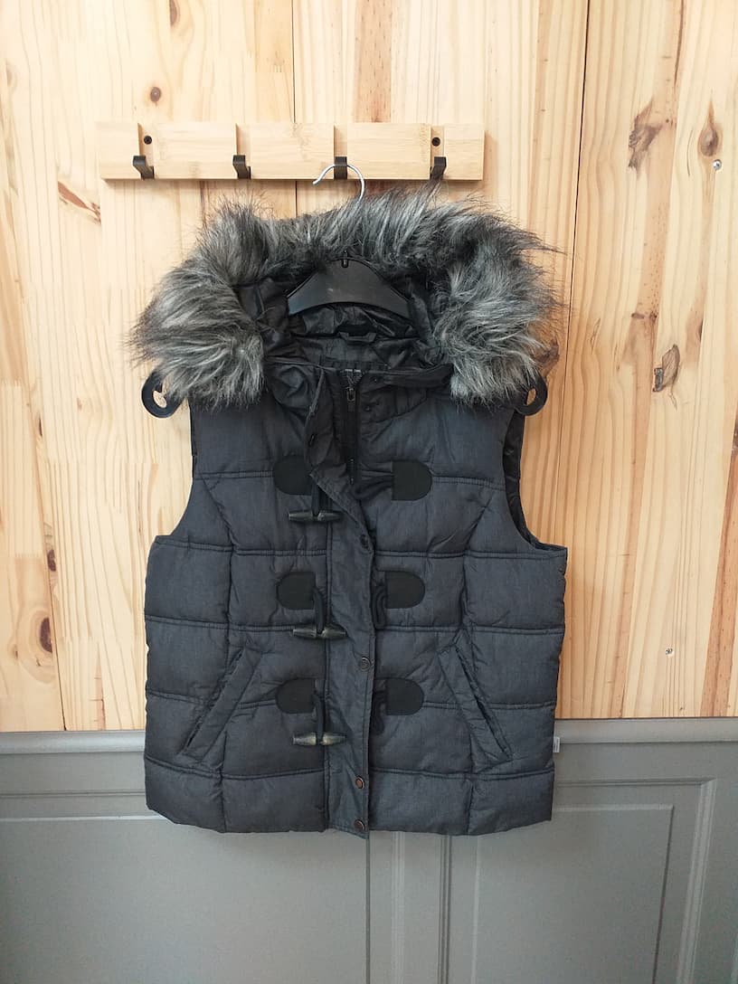 Doudoune Sans Manche Noire Only M - Gilet Matelassé Capuche - vue devant - Vintage Streetwear