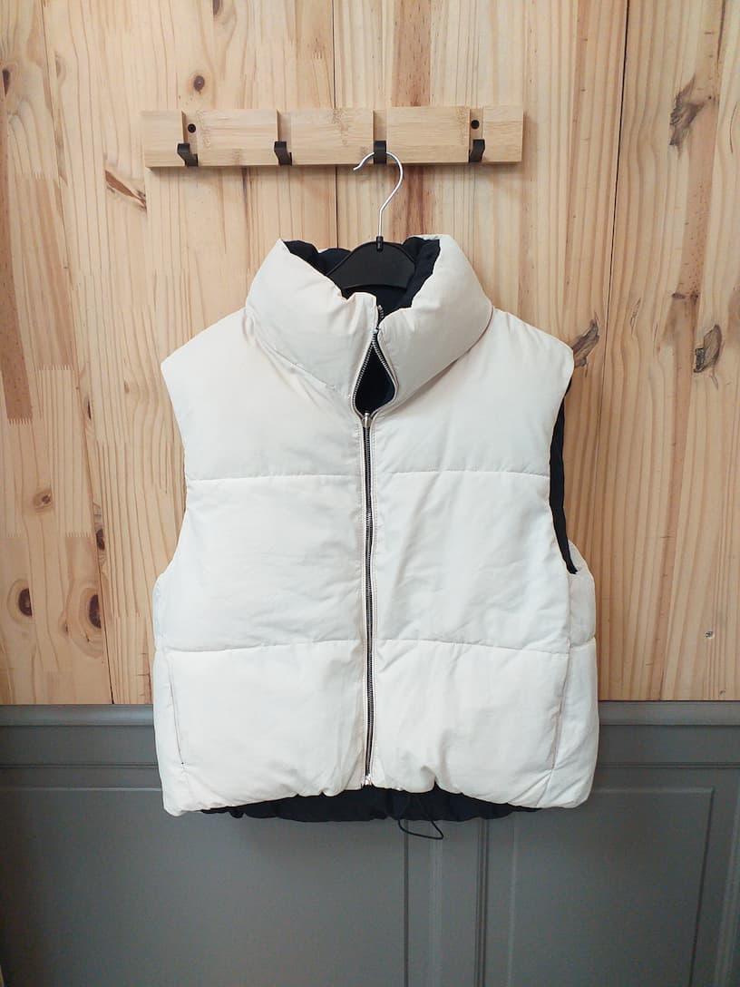 Doudoune Sans Manche Réversible Bershka M - Noir Blanc - vue devant - Gilet Vintage Streetwear