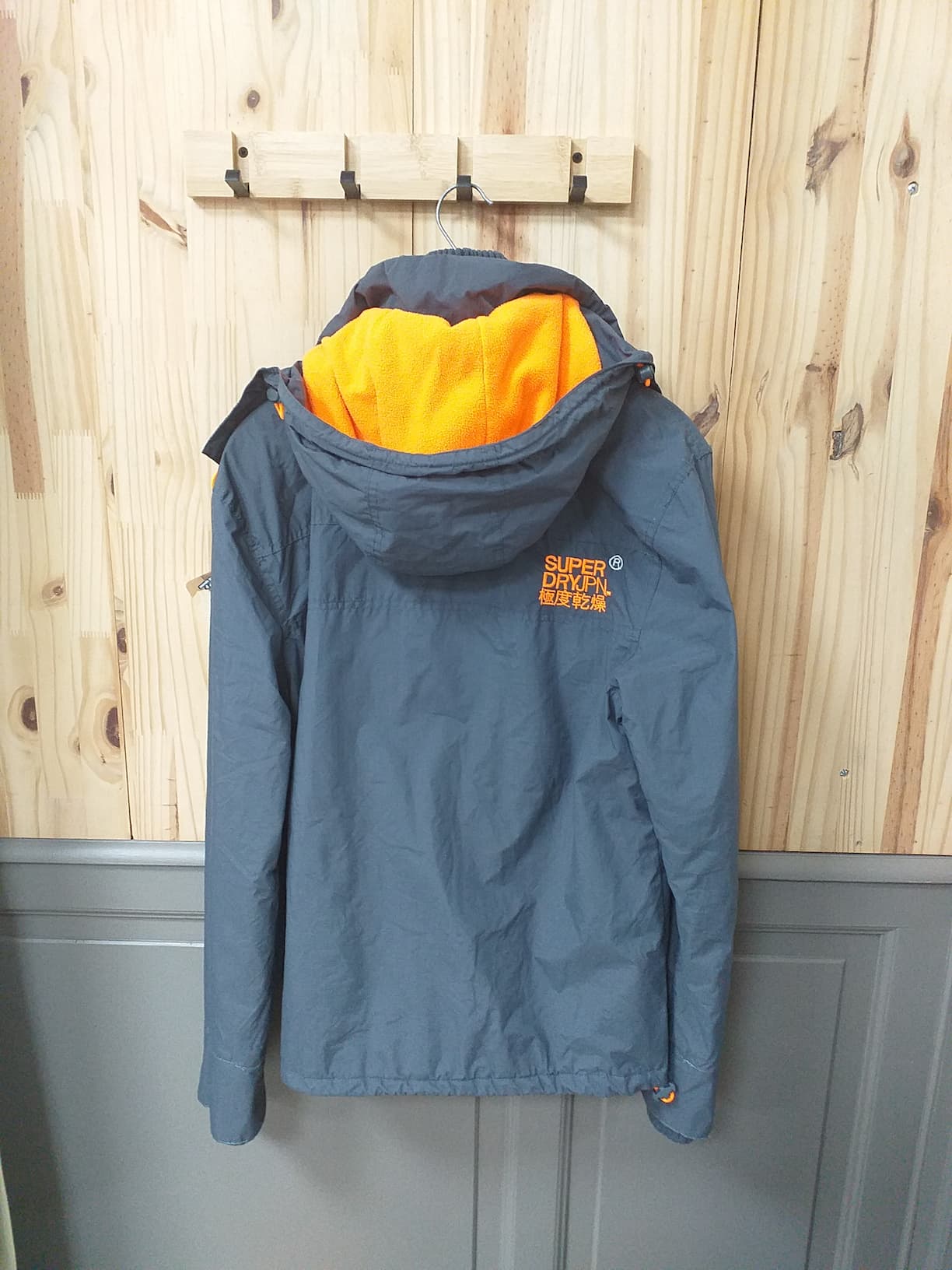 Blouson Gris Polyester Homme XS - vue arrière | Friperie Vintage Seconde Cool Frip